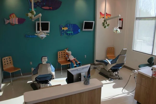 Colorful, kid-friendly treatment room at Little Smile Makers with under-the-sea decorations